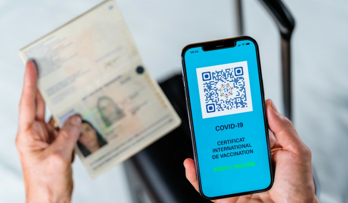 Francja: hakerzy włamują się na internetowe konta lekarzy i fałszują certyfikaty szczepień