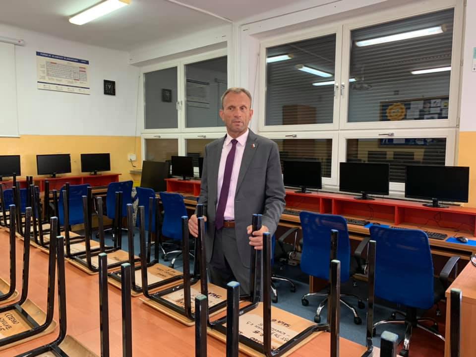 Piekoszów: wójt z PiS obetnie etaty pracownikom szkół, bo PiS podnosi pensję minimalną