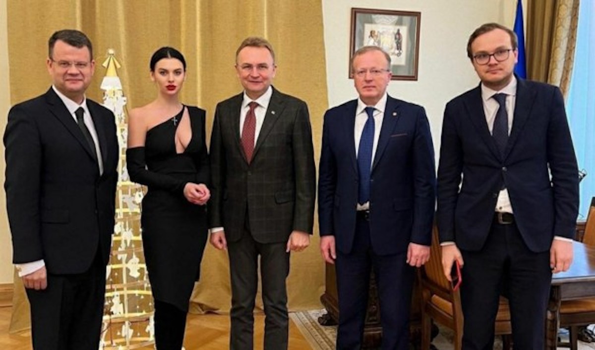 Ukraina: wiceminister podał się do dymisji za zdjęcie z miejscami dorodną asystentką