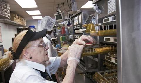 Sieci fast foodów w USA coraz częściej zatrudniają osoby starsze