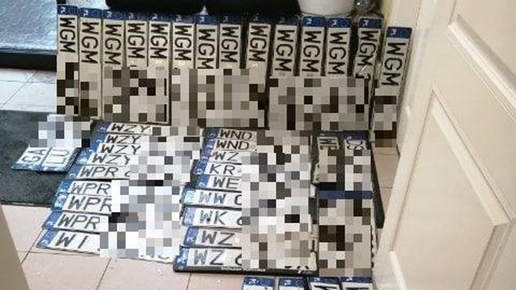 Uważajcie, bo przez nawałnice kierowcy na potęgę gubią tablice rejestracyjne