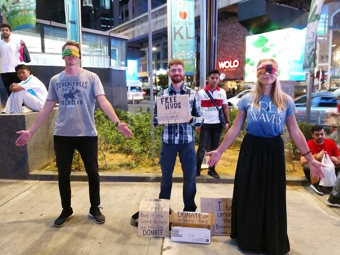 Azja: wracają wakacje, wracają begpackersi, czyli biali turyści proszący o pieniądze, bo "chcą spełniać marzenia"