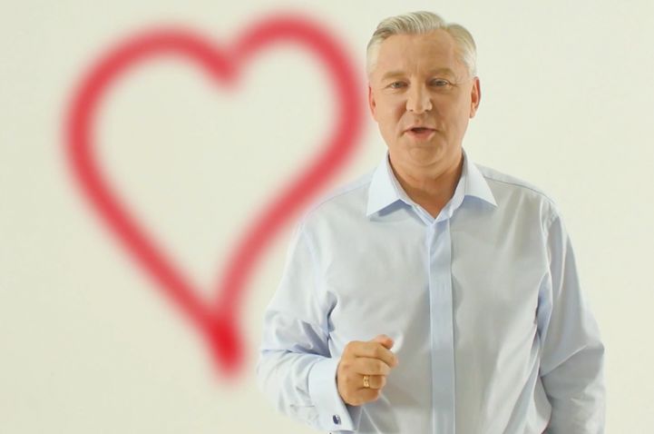 Senator najpierw spadł ze schodów, a potem z listy płac partii