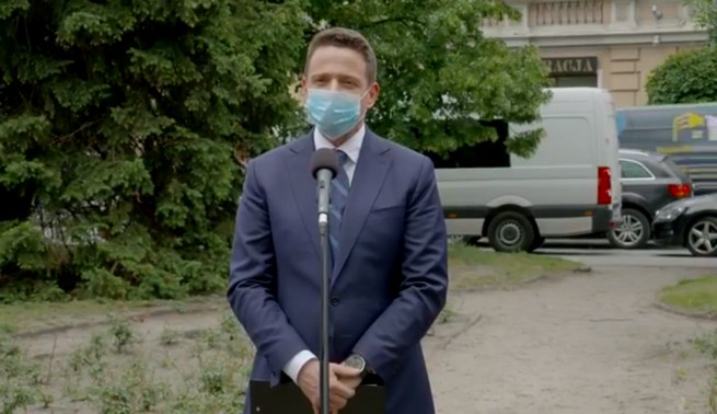 "Dziennikarze" TVP Info zapytali Trzaskowskiego, dlaczego jego syn nie był u komunii