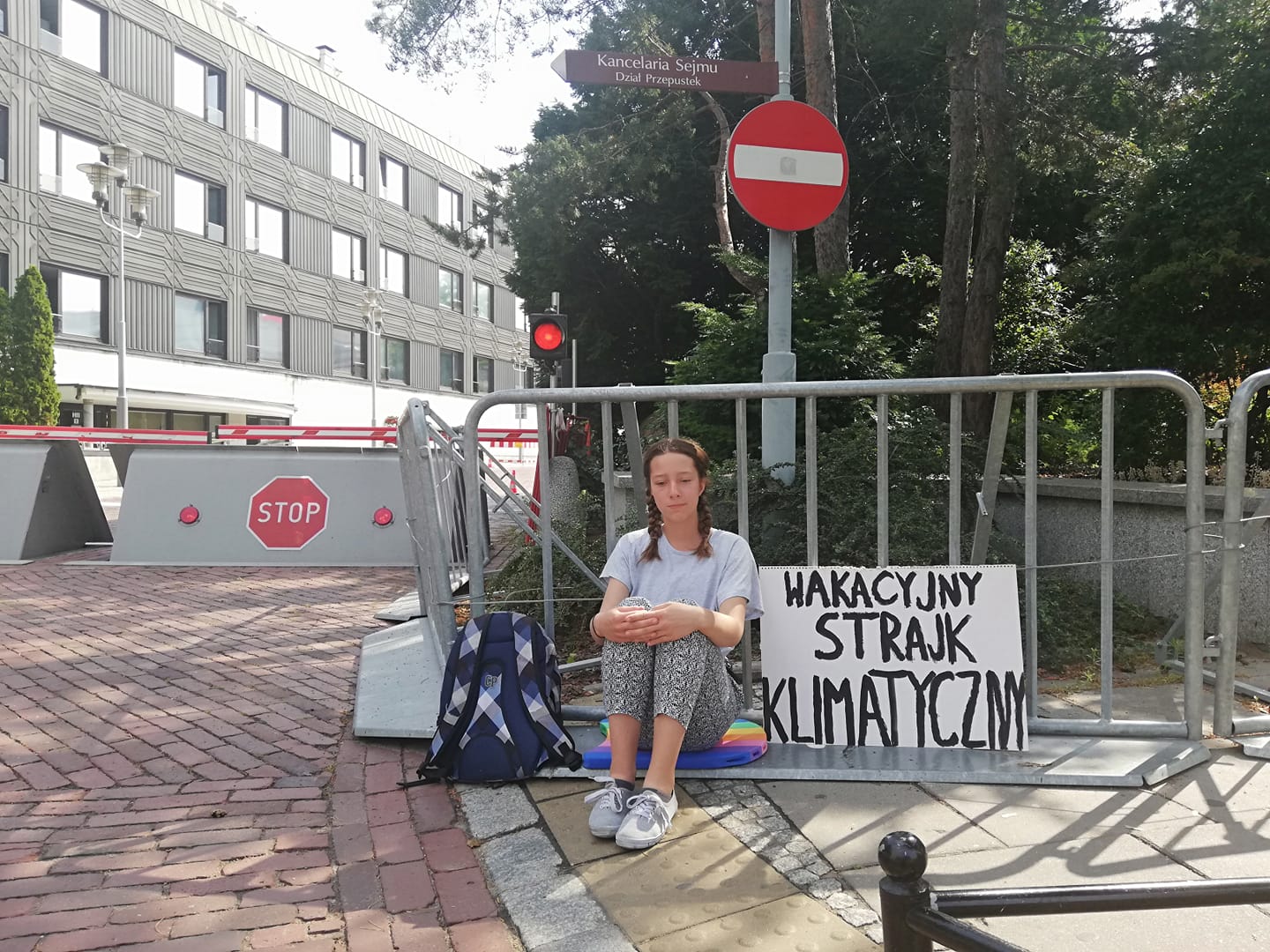 13-latka rozpoczęła pod Sejmem "wakacyjny strajk klimatyczny"