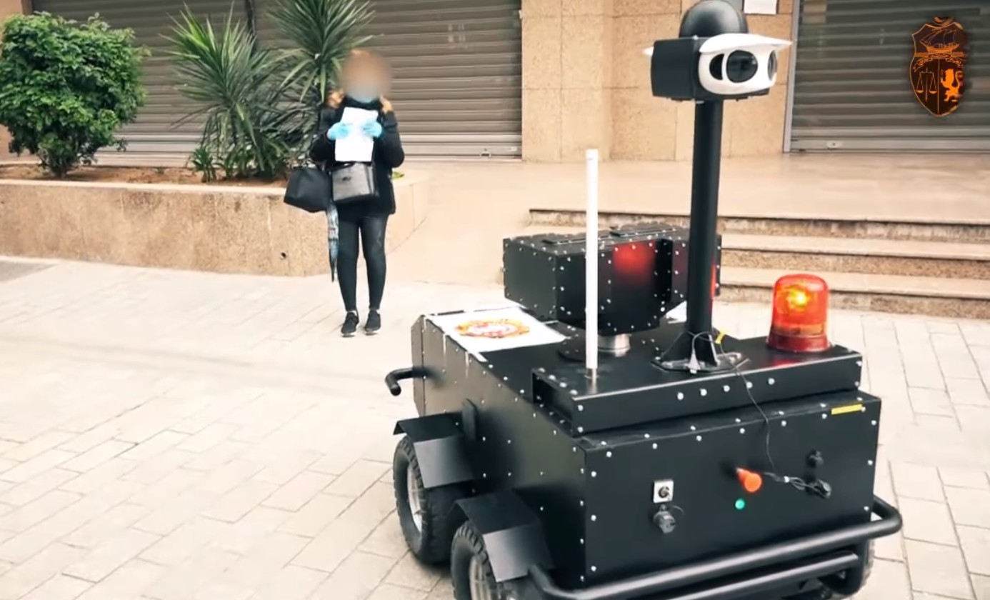 Tunis: policja posłała "biedaRobocopa" do sprawdzania mieszkańców objętych kwarantanną