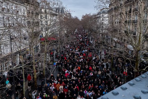 Wczoraj ulicami Paryża przeszedł marsz "czerwonych szalików"