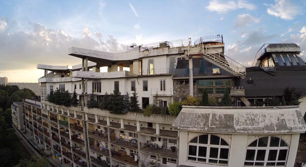 Jastrzębie: ktoś wybudował sobie dom na dachu bloku i sobie ma