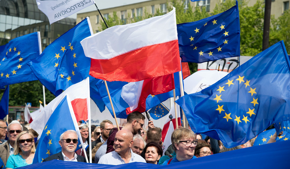 Sondaż: Polacy wciąż uważają, że członkostwo w UE ma więcej zalet niż wad, ale "euroentuzjastów" ubywa