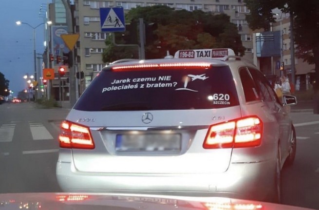 Taksówkarz napisał na samochodzie: "Jarek, czemu nie poleciałeś z bratem?". Został zwolniony