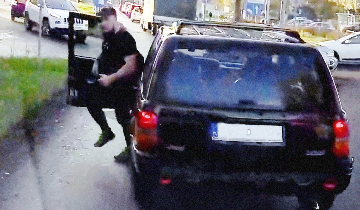 Agresywny typ z jeepa z viralowego nagrania stracił prawo jazdy i stanie przed sądem 