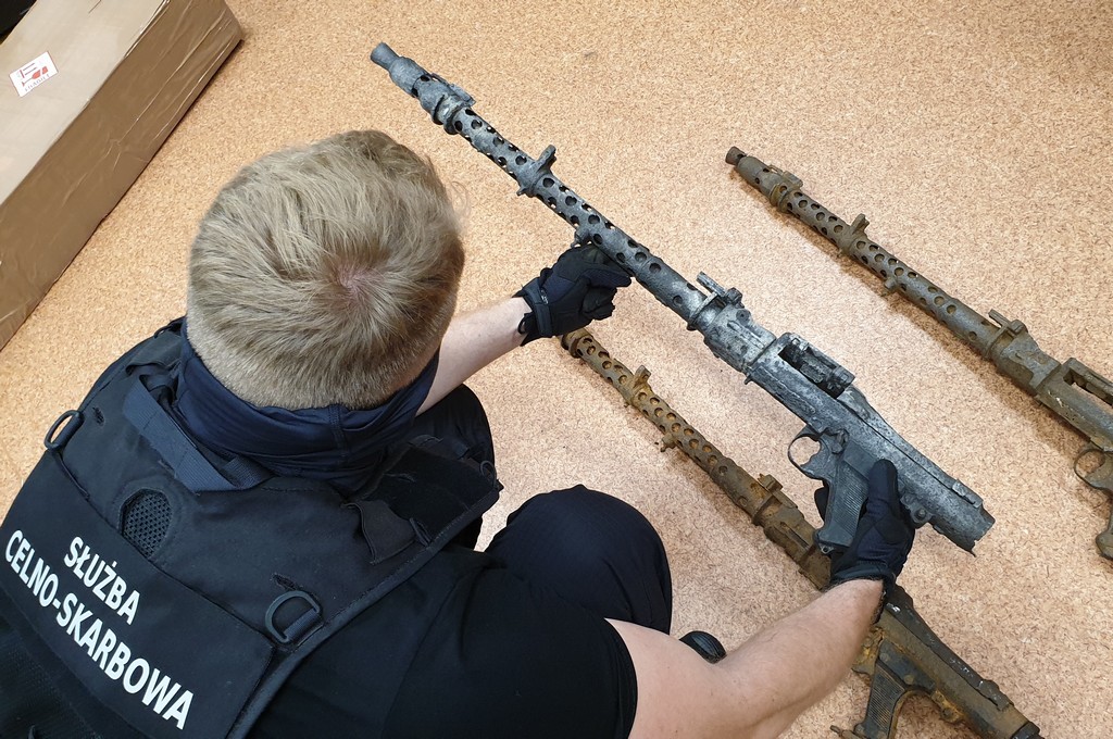Skarbówka w Białymstoku w przesyłkach kurierskich znalazła trzy niemieckie karabiny maszynowe