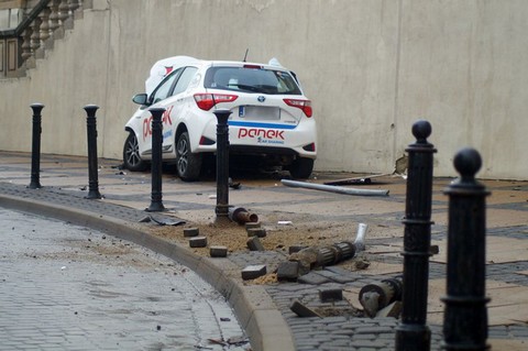 Lublin: obywatel Niemiec prowadził po pijaku, uderzył w mur, schował się w kościele