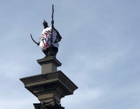 KOD ubrał kolumnę Zygmunta w koszulkę "Konstytucja"