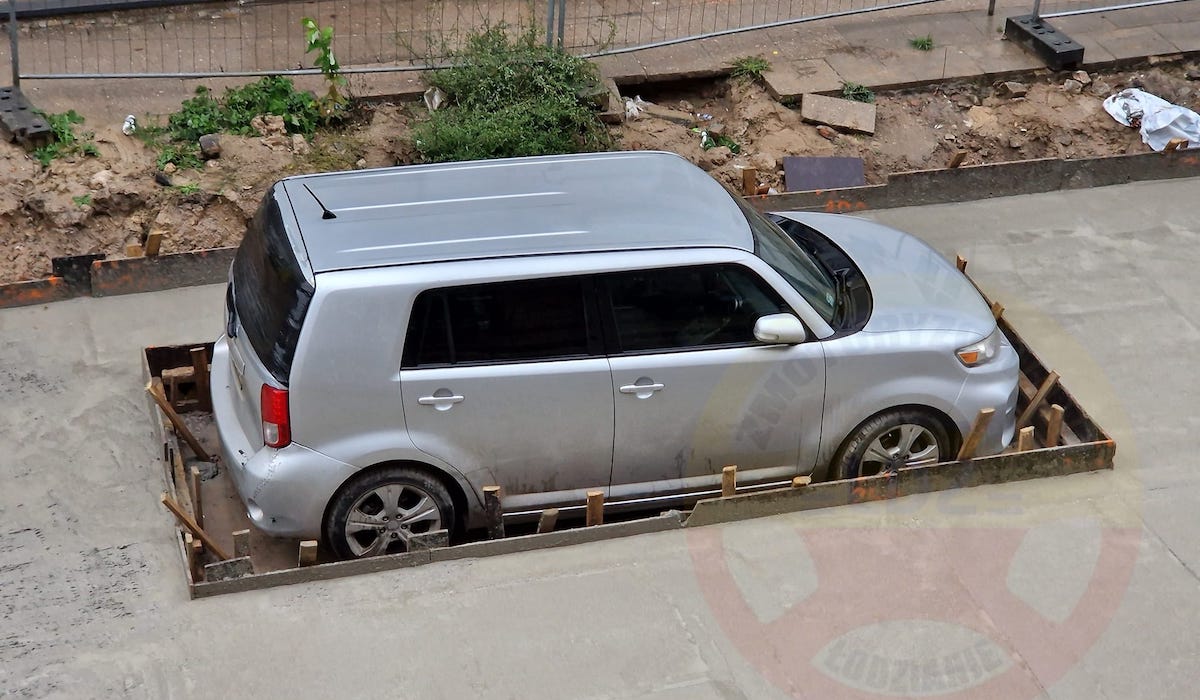 Łódź: betonowe kulisy unieruchomionego samochodu, robotnicy "nie mieli wyjścia"