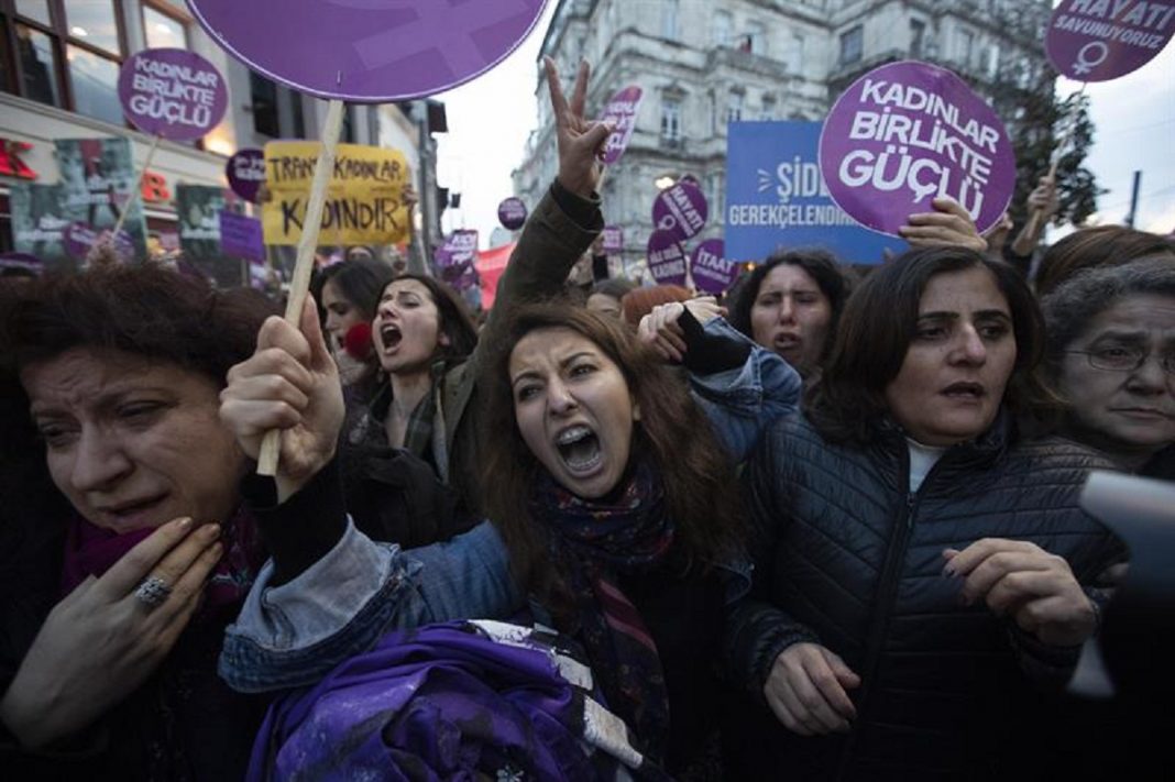 Turcja: marsz przeciwko przemocy wobec kobiet rozbity przez policję