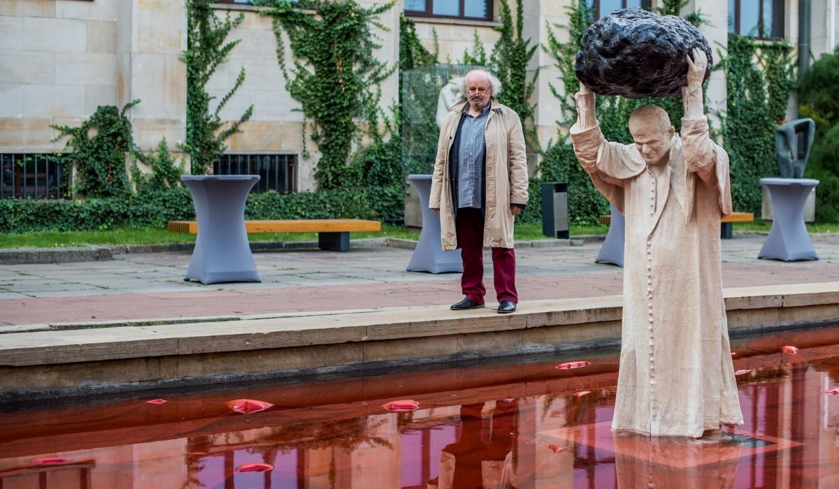 Rzeźbę papieża z głazem sfinansowano z dotacji ministerstwa kultury, kosztowała 125 000 zł