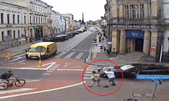 Kierowca porsche, który pobił kobietę na pasach w Lesznie z zarzutami