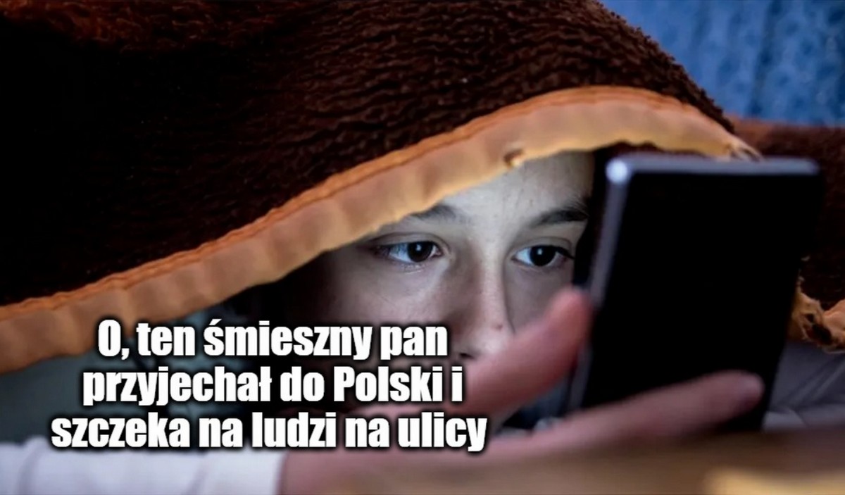 Badanie: dzieci przed snem spędzają coraz więcej czasu na telefonach i coraz krócej śpią