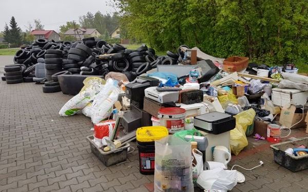 Puławy: gmina zorganizowała zbiórkę elektroodpadów, mieszkańcy zrobili z parkingu śmietnik