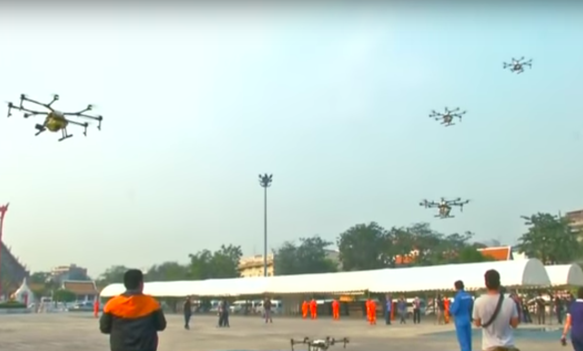 Władze Bangkoku walczą ze smogiem: rozpylają wodę z dronów