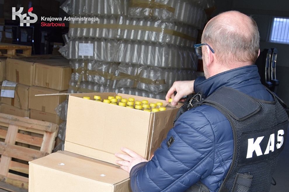 Prokuratura odda zarekwirowany spirytus i wódkę, by walczyć z koronawirusem