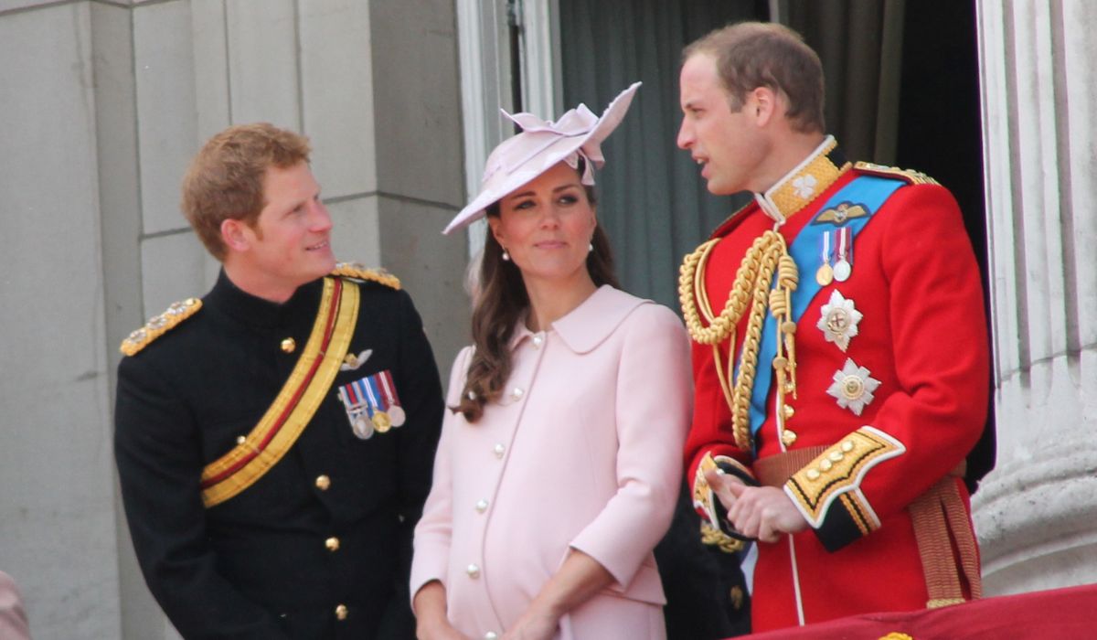 Książę Harry podbija dramę rodzinną, ujawnił, że brat podczas kłótni rzucił go na ziemię