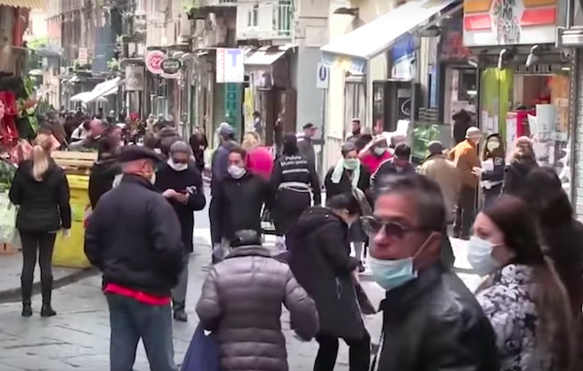 Neapol: tłumy ignorują kwarantannę, wychodzą na ulice