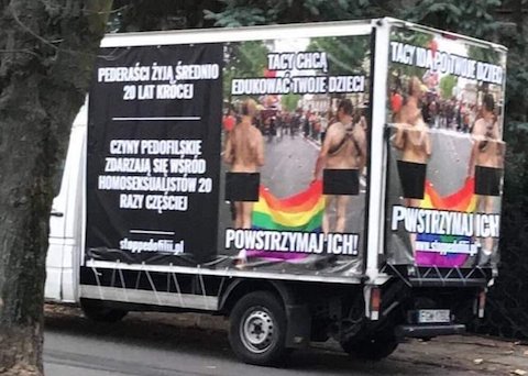 Tęczowy piątek: taki samochód stoi przed liceum w Gorzowie