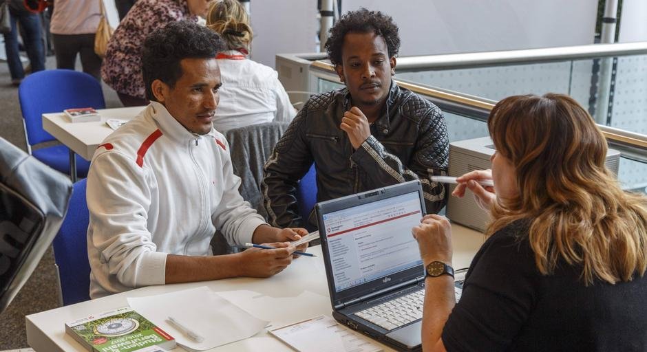 Niemieckie miasto organizuje dla uchodźców speed dating z pracodawcami