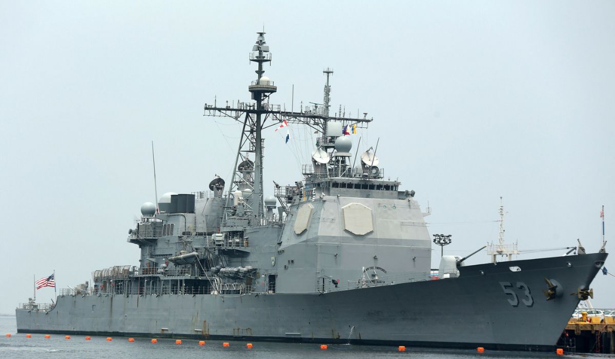 Niszczyciel USA zrobił psikusa rosyjskiemu tankowcowi i zmusił do zmiany trasy