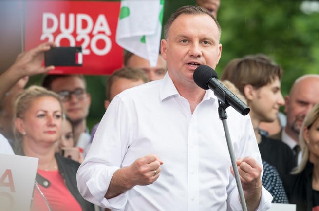 Zdenerwowany Andrzej Duda tłumaczy, że jednak jest za szczepionkami, tylko nie na koronawirusa i grypę
