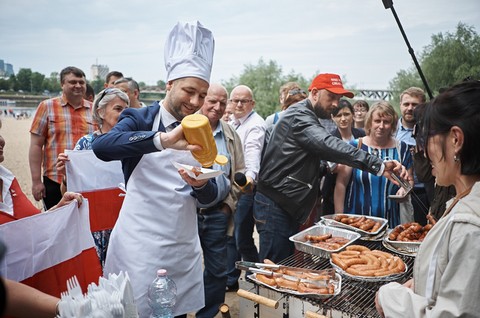 "Wyborcza": Skąd Jaki miał pieniądze na kiełbasę?