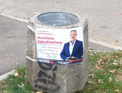 Marek Jakubiak reklamuje się na warszawskim śmietniku