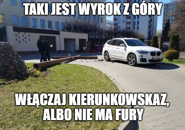 Przykościelny krzyż zawalił się na zaparkowane BMW