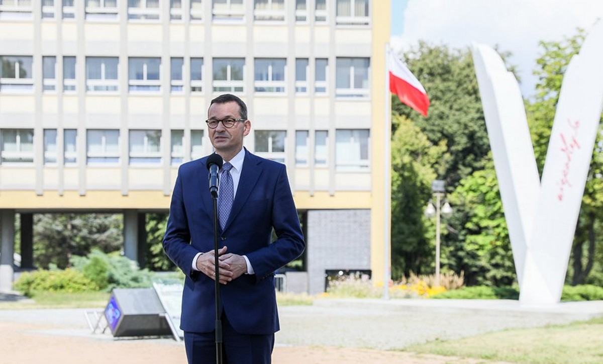Premier ogłosił program stawiania masztów dla gmin, żeby było więcej flag i było patriotyczniej