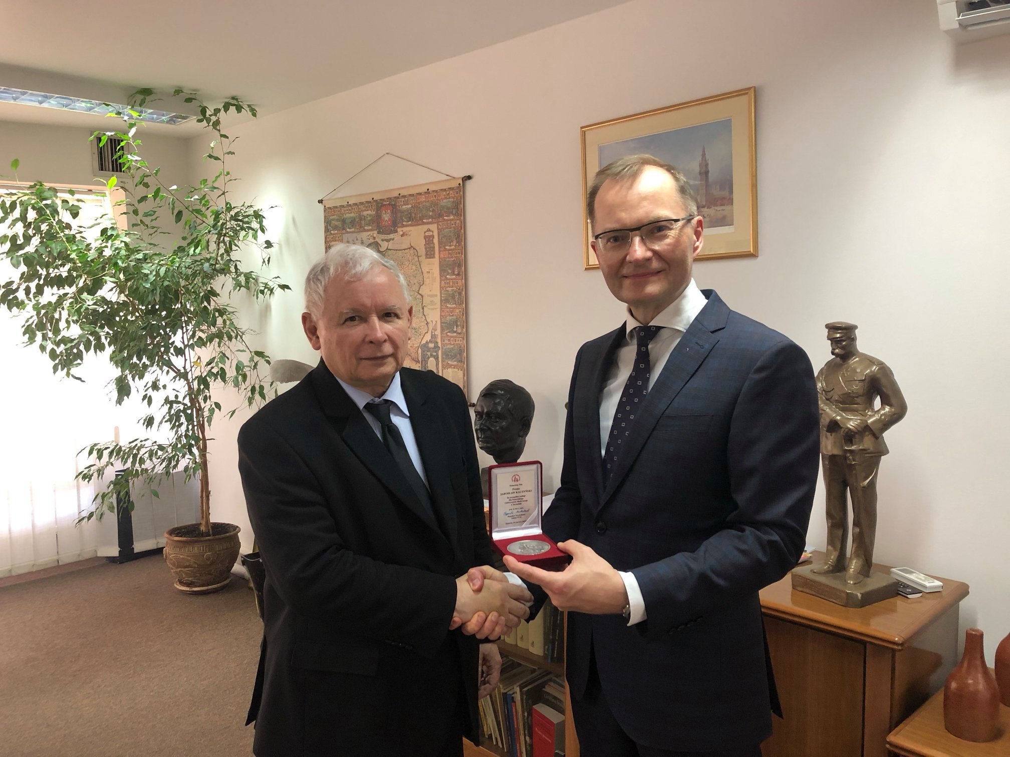 Jarosław Kaczyński dostał medal za zasługi dla Pomorskiego Uniwersytetu Medycznego, bo mógł