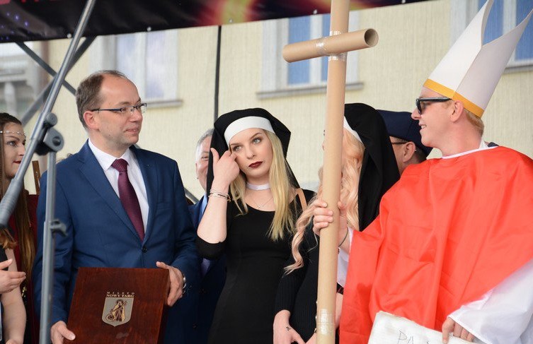 Nowy Targ: studenci na juwenaliach dokonali "masowej profanacji", powiat wycofa się z finansowania imprezy w 2020