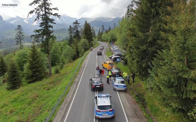 Tatry: rozpoczęła się akcja odholowań zalegających tam samochodów, żeby więcej się nie zalęgło