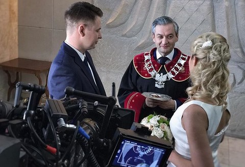 Biedroń udzieli ślubu 10 parom jednocześnie. "Czegoś takiego nie było jeszcze w Polsce"