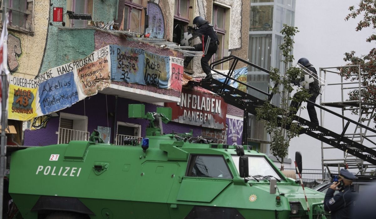 Berlin: wielka operacja policji, eksmitowano jeden z najsłynniejszych squatów