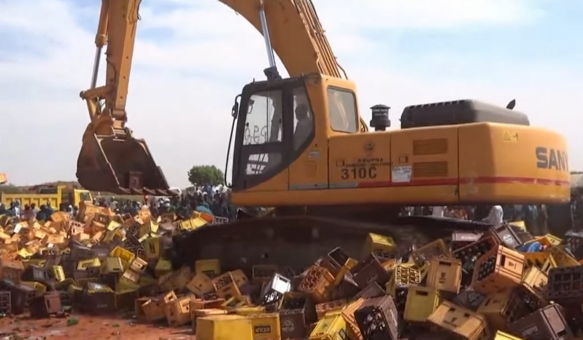 Nigeria: "policja" w religijnej części kraju zniszczyła prawie 4 mln butelek piwa, bo islam zakazuje alkoholu