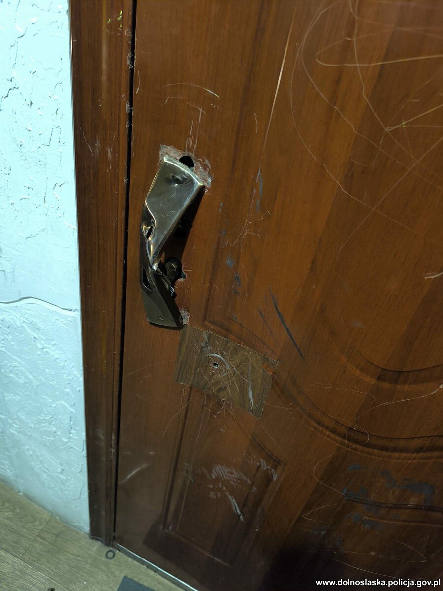 Kłodzko: dwie kobiety szukające zemsty zniszczyły drzwi i porobiły na nich napisy, ale pomyliły adres