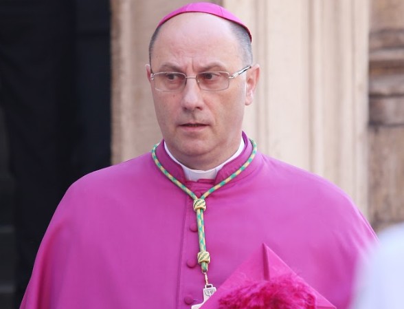 Rz: Episkopat tworzy fundusz dla osób molestowanych przez duchownych