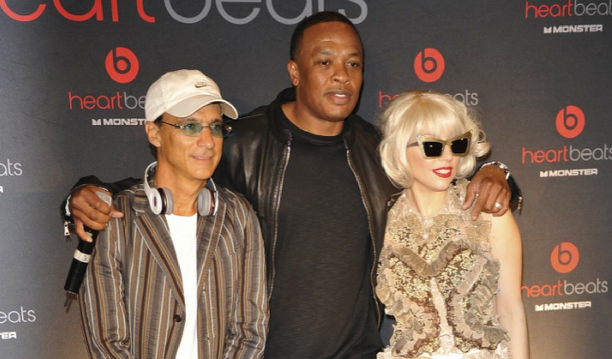 Dr Dre i Jimmy lovine, obaj nienawidzący szkoły, chcą stworzyć "najfajniejszą szkołę średnią" w USA