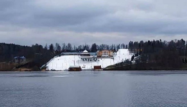 Na daczy Miedwiediewa nad Wołgą nie było śniegu, więc kazał sobie przywieźć