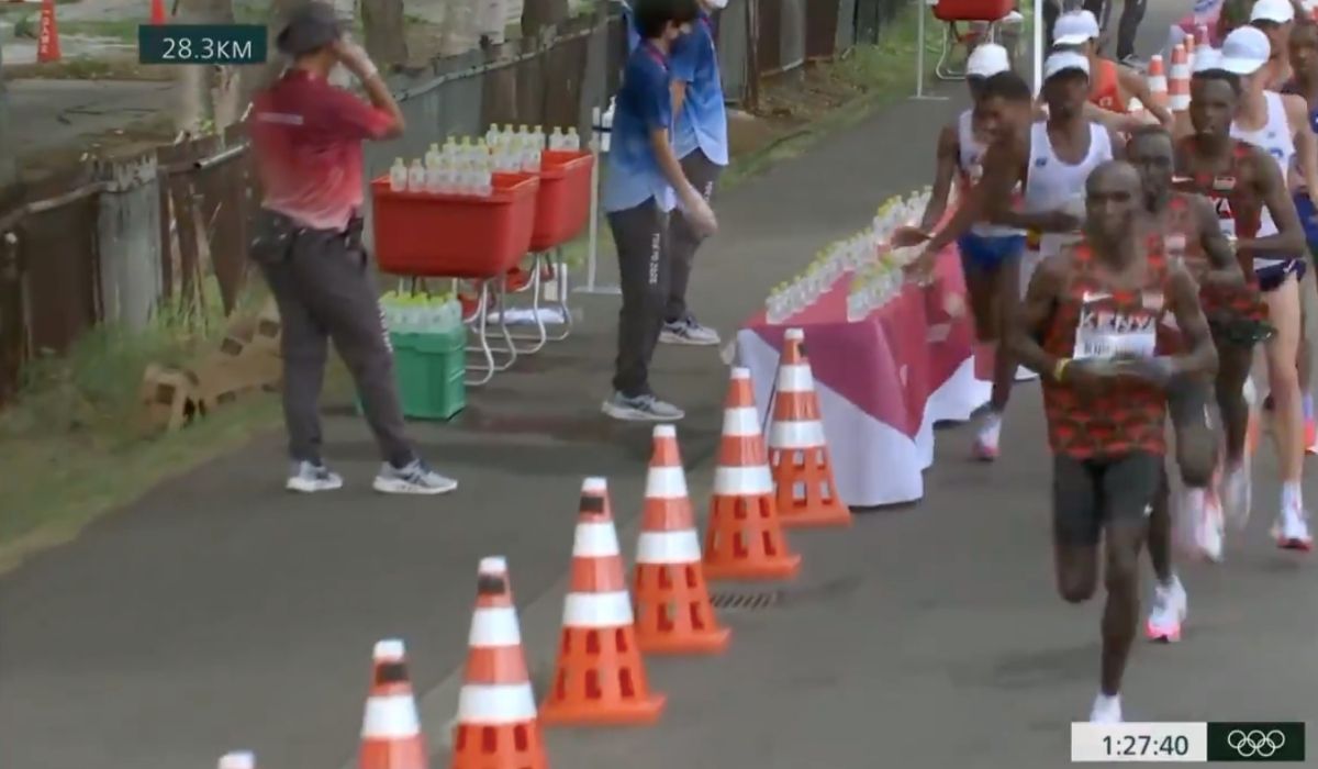 Francuski maratończyk strącił wszystkie butelki ze stolika, żeby utrudnić bieg rywalom