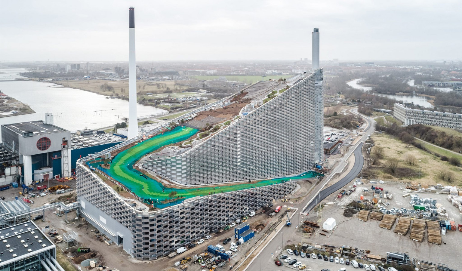 Dania: dach ekologicznej elektrowni jest też centrum sportów zimowych