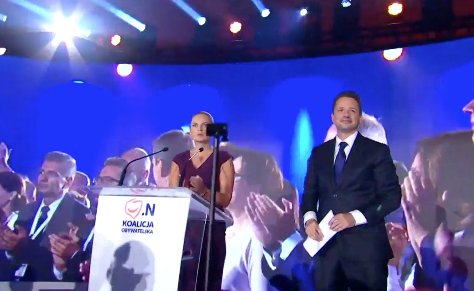 Nowacka na scenie z Trzaskowskim: trudne czasy wymagają od nas odwagi:fist::flag-eu: