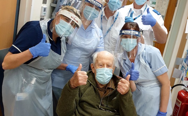 101-latek wyleczony z Covid-19 pozuje z lekarzami